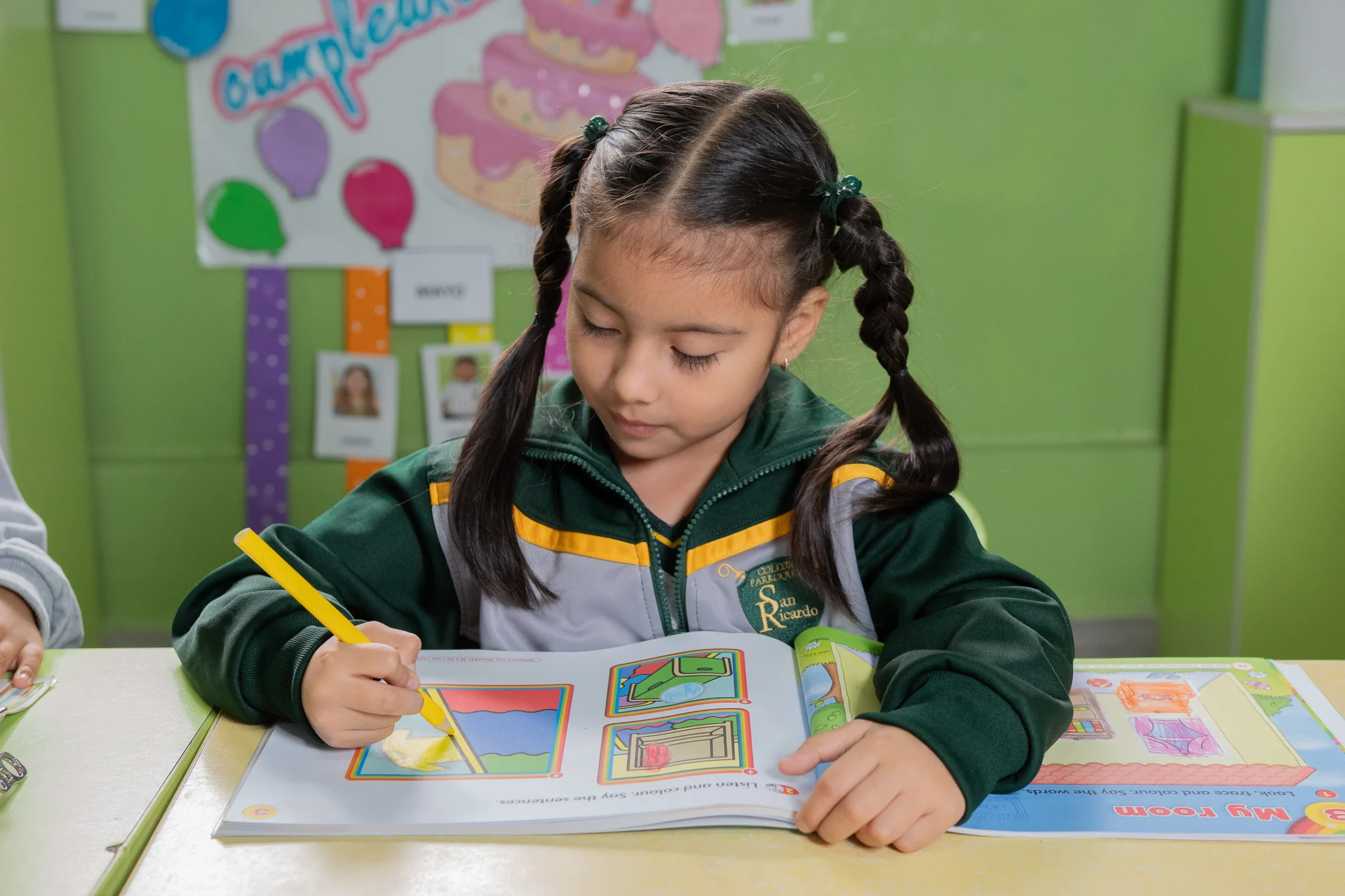 Niños y niñas del nivel inicial de San Ricardo en actividades lúdicas dentro del aula