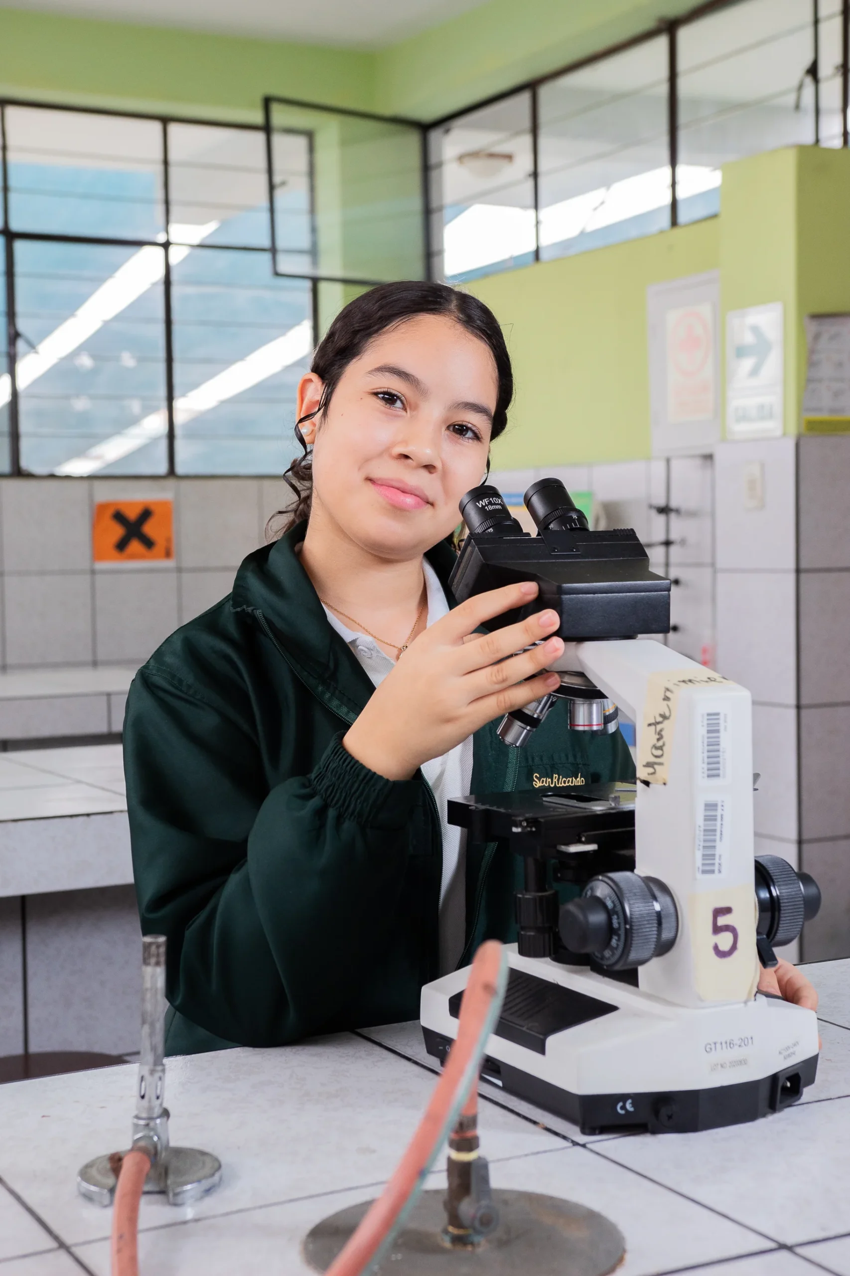 Estudiante del Centro Educativo Parroquial San Ricardo en un espacio de oración