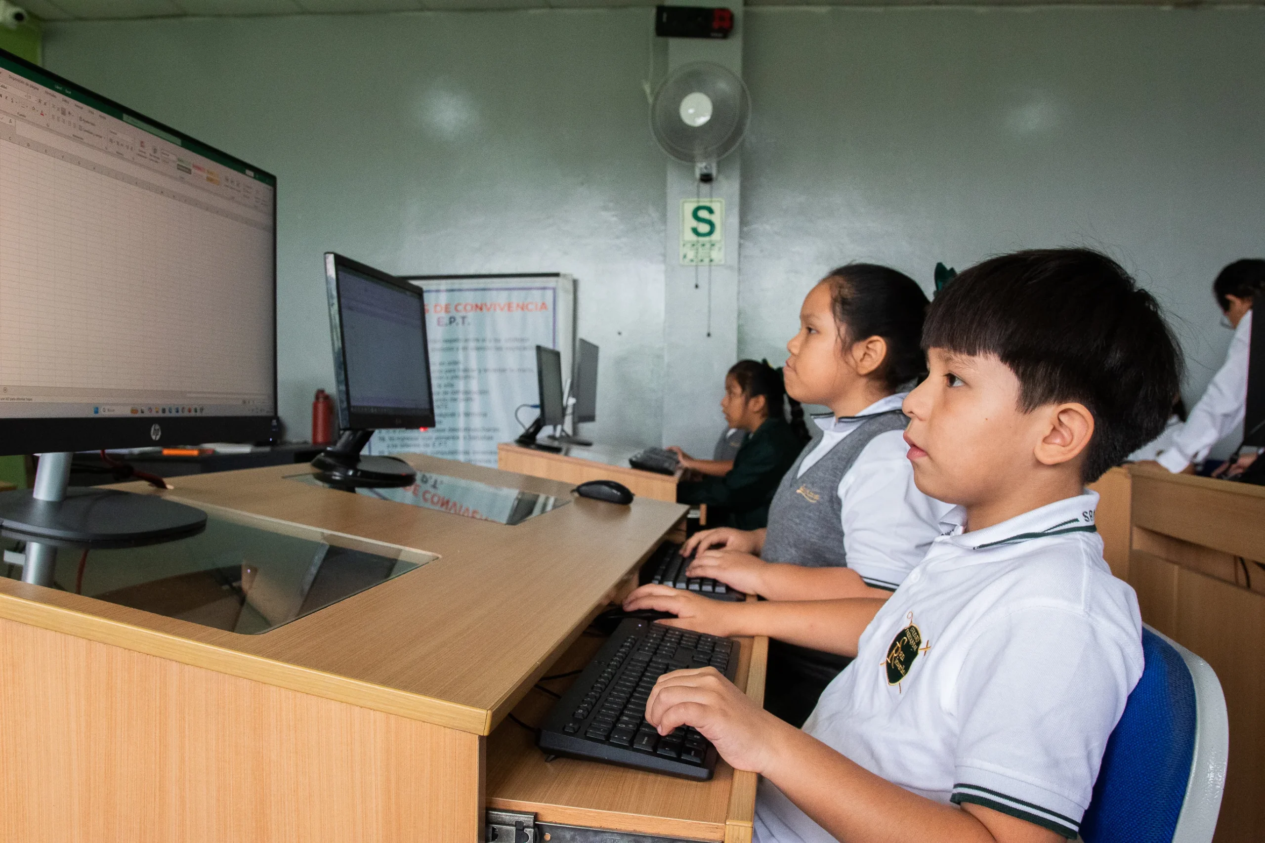 Estudiantes de primaria de San Ricardo en actividades de trabajo colaborativo