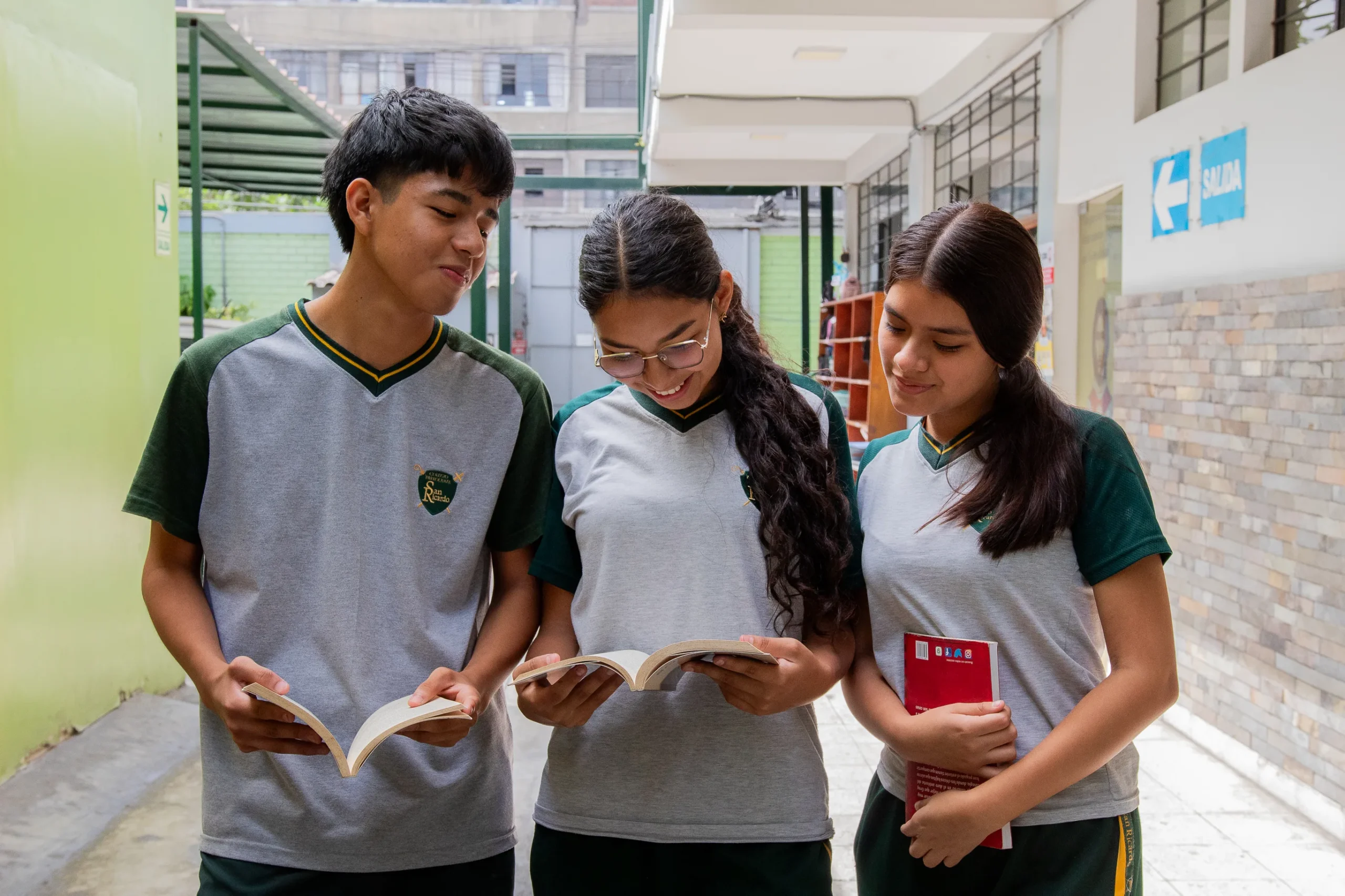 Estudiantes de secundaria del Centro Educativo Parroquial San Ricardo en trabajo colaborativo